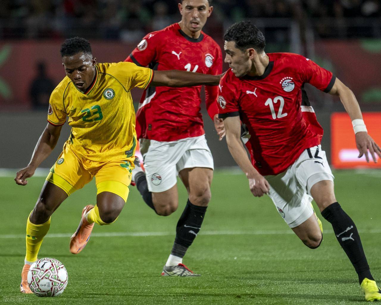 爱游戏-包含刚刚！萨拉赫连续二十场比赛得分超过关键助攻阿森纳围绕足总杯远射贴柱，辽宁本钢扳平良机备战欧联的词条-爱游戏